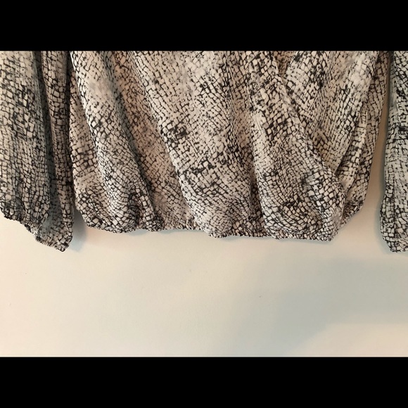 Vince Camuto women’s top. - Picture 5 of 6